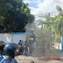 Massa dari Koalisi Aktivis Pemuda NTB menggelar aksi demonstrasi hingga membakar ban di depan kantor BPTD NTB(doc.detikbali.com)