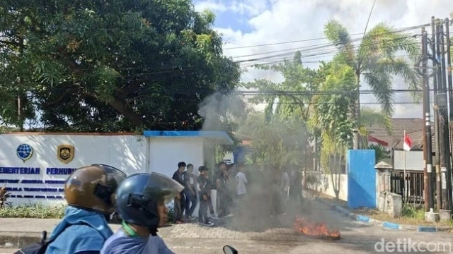 Massa dari Koalisi Aktivis Pemuda NTB menggelar aksi demonstrasi hingga membakar ban di depan kantor BPTD NTB(doc.detikbali.com)