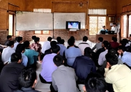 Puluhan mahasiswa yang tergabung dalam Resimen Mahasiswa Institut Pendidikan Islam Maghfirah (IPIM) menggelar pemutaran film dokumenter Galian Celaka (Dok. Istimewa)