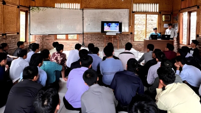 Puluhan mahasiswa yang tergabung dalam Resimen Mahasiswa Institut Pendidikan Islam Maghfirah (IPIM) menggelar pemutaran film dokumenter Galian Celaka (Dok. Istimewa)