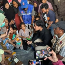 Wakil Presiden RI, Gibran Rakabuming Raka saat Berada di NTT Menemui Korban Gempa Bumi.