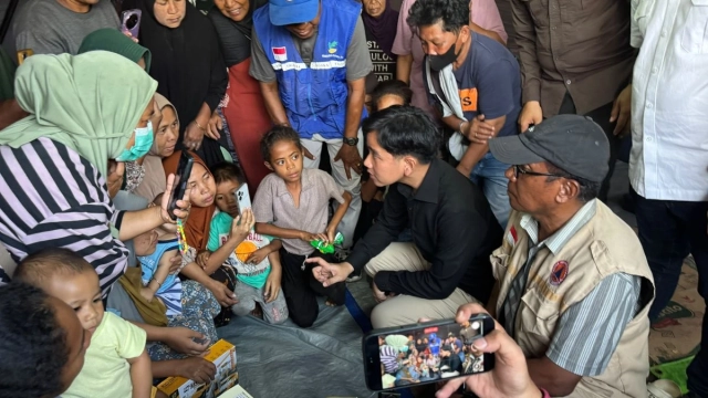 Wakil Presiden RI, Gibran Rakabuming Raka saat Berada di NTT Menemui Korban Gempa Bumi.