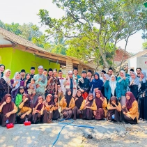 Mahasiswa B3KL IAIQH Kelompok 2 secara resmi menyerahkan unit incinerator kepada pengurus Pondok Pesantren Almansyurati di Dusun Seganteng Uluh, Desa Aik Bukaq.