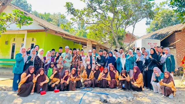 Mahasiswa B3KL IAIQH Kelompok 2 secara resmi menyerahkan unit incinerator kepada pengurus Pondok Pesantren Almansyurati di Dusun Seganteng Uluh, Desa Aik Bukaq.
