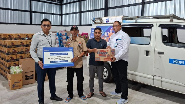 BRI Cabang Praya Serahkan Bantuan bagi Korban Kebakaran Desa Adat Sade (Dok. Istimewa)