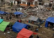 Tenda-tenda Darurat Korban Bencana Gempa Bumi Flores, Nusa Tenggara Timur.