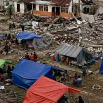 Tenda-tenda Darurat Korban Bencana Gempa Bumi Flores, Nusa Tenggara Timur.
