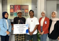 Penyerahan manfaat klaim Asuransi Mikro Kecelakaan, Kesehatan, dan Meninggal Dunia (AMKKM) kepada keluarga nasabah yang ditinggalkan (Dok. Istimewa)