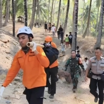 Proses evakuasi mayat yang ditemukan di kawasan Bukit Lendang Luar, Desa Malaka, Kecamatan Pemenang, Kabupaten Lombok Utara (Dok. NTBSatu)