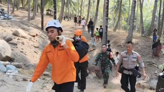 Proses evakuasi mayat yang ditemukan di kawasan Bukit Lendang Luar, Desa Malaka, Kecamatan Pemenang, Kabupaten Lombok Utara (Dok. NTBSatu)
