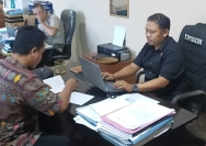Penyidik unit Tipikor Polres Lombok Timur saat memeriksa sejumlah saksi terkait dengan penanganan kasus dugaan korupsi anggaran Desa Kerumut Kecamatan Pringgabaya (Dok. Radar Lombok)