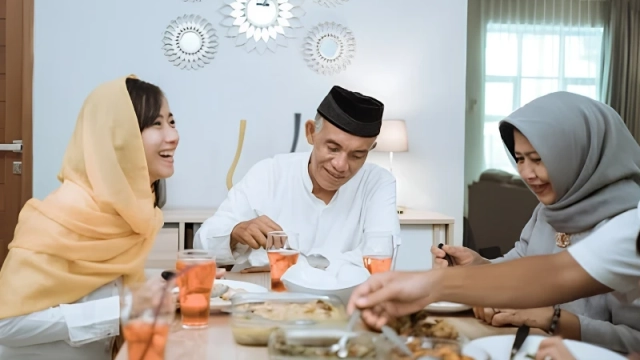 Ilustrasi Buka Puasa Bersama (Dok. Shutterstock.com)