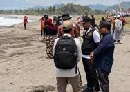 Warga dan aparat kepolisian melakukan pencarian tiga santri yang masih hilang di Pantai Batu Pampang, Desa Emang Lestari, Lunyuk (Dok. Kec. Lunyuk).