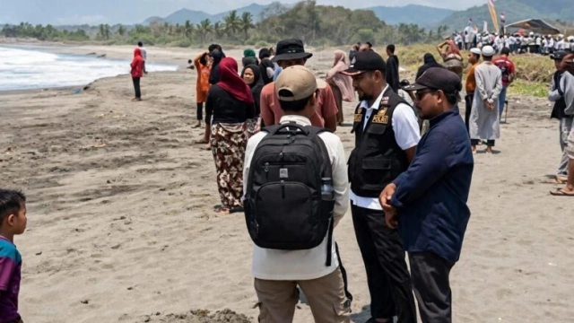 Warga dan aparat kepolisian melakukan pencarian tiga santri yang masih hilang di Pantai Batu Pampang, Desa Emang Lestari, Lunyuk (Dok. Kec. Lunyuk).